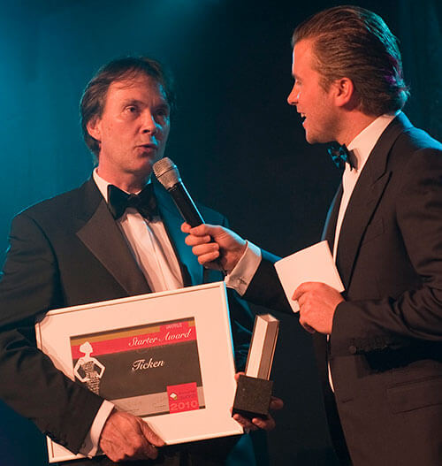 Martin Beijer van TICKEN ontvangt de Starter Award van Winston Gerstanowitch tijdens de feestelijke uitreiking in Grand Hotel Huis ter Duin in Noordwijk.